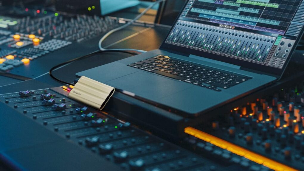 ⁦SAMSUNG T7 Shield 2TB, Portable SSD / مدرع خارجي ضد الصدمات⁩ - الصورة ⁦4⁩